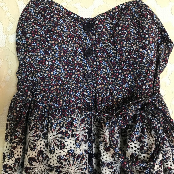 Flower layered dress w/ embroidery designs -size s - Picture 2 of 8